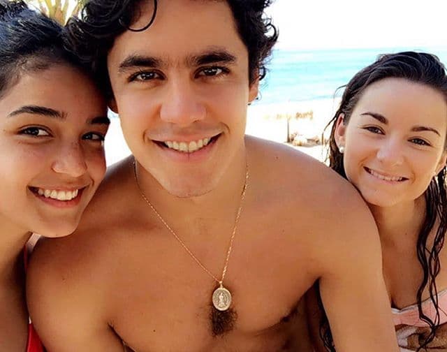 El joven, al igual que su padre, es amante de los caballos, las motocicletas y mantiene una unión muy cercana con su familia, hermanas y hermanos, por lo que siempre los presume en sus redes sociales; un verdadero partido de 10.