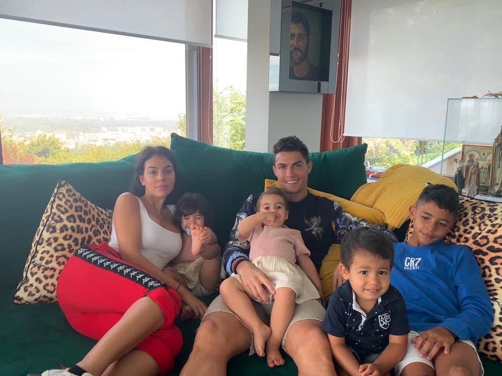En el 2011, Cristiano Ronaldo fue padre por primera vez; la identidad de la madre de Cristiano Jr. se acordó que se mantendría completo hermetismo. Posteriormente, en el 2017, inicio un proceso similar y por subrogación nacieron los mellizos Eva y Mateo. Cinco meses después, tuvo a su cuarta hija, Alana Martina, fruto de su relación con Georgina Rodríguez.