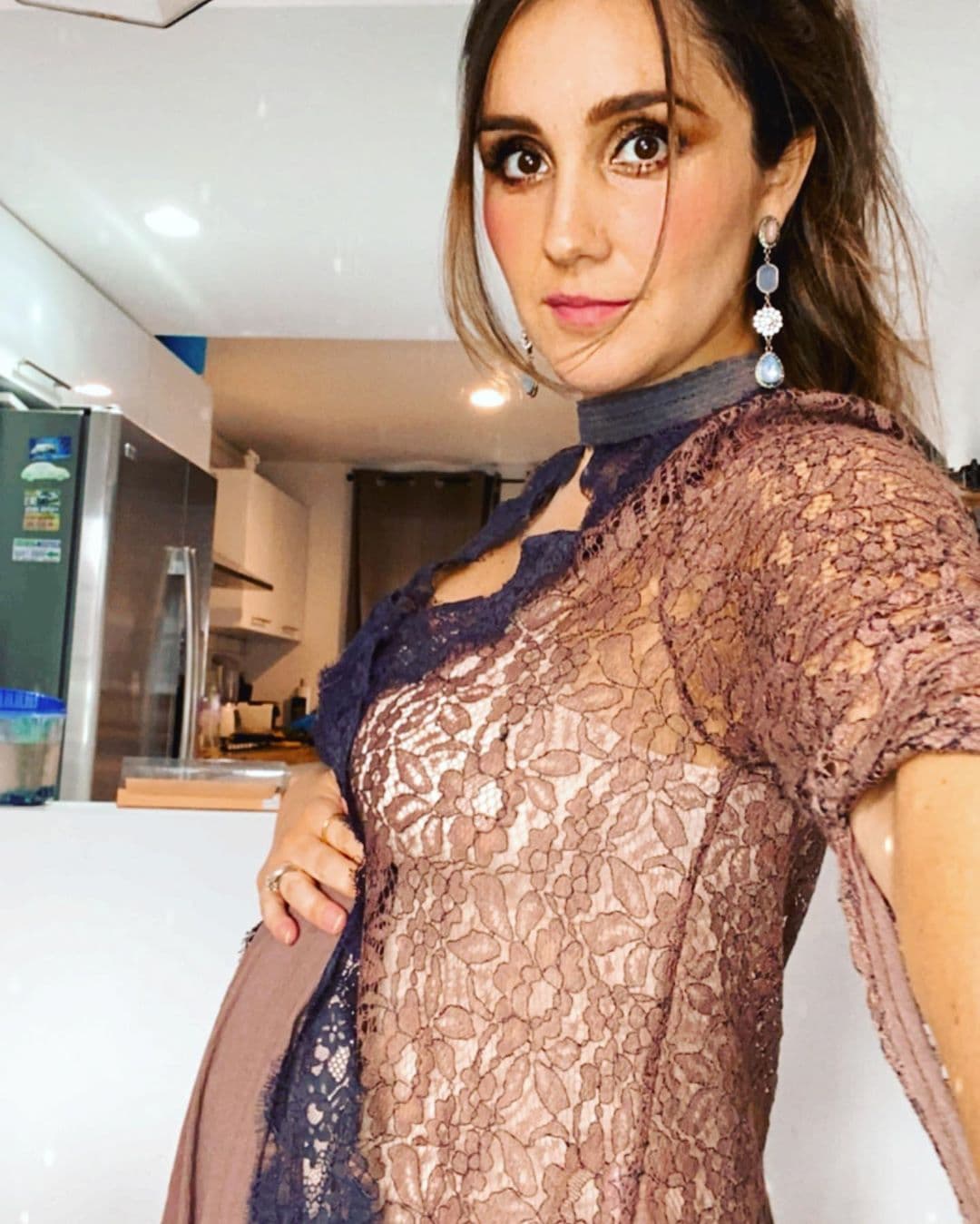 "Para celebrar la vida y que ya somos 7.7 millones de Guerreros les dejo una foto de cómo va creciendo la pancita", escribió la actriz.