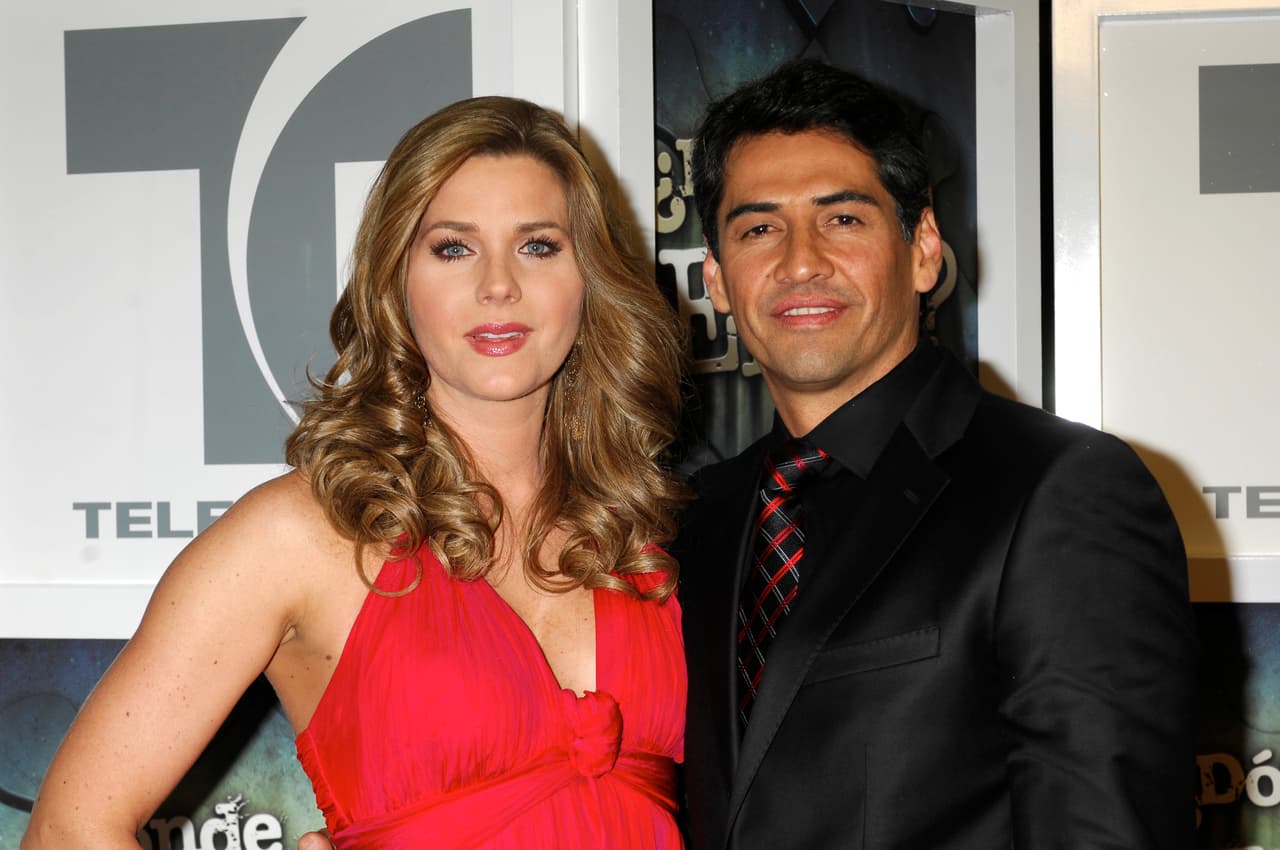 Sonya Smith y Gabriel Porras actuaron como pareja en la telenovela Olvidarte Jamás (2006) sin embargo, su amor traspasó la ficción y tuvieron una relación que duró hasta 2013 cuando se divorciaron.