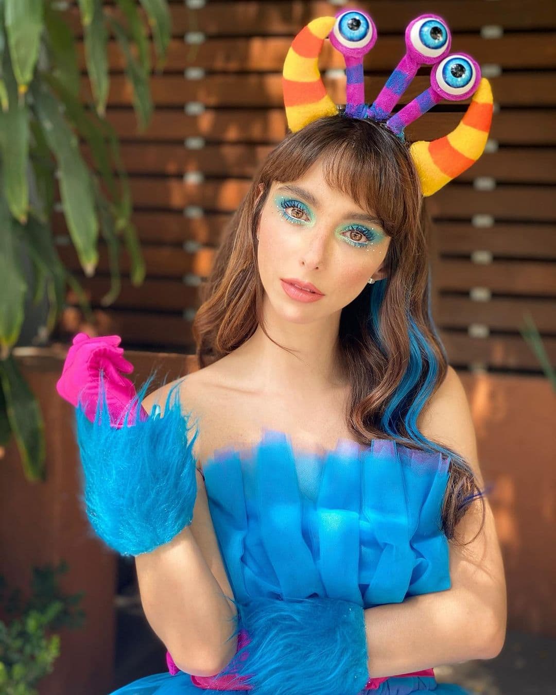 Con mucho color y maquillaje azul, así fue su look inspirado en Monstruo.