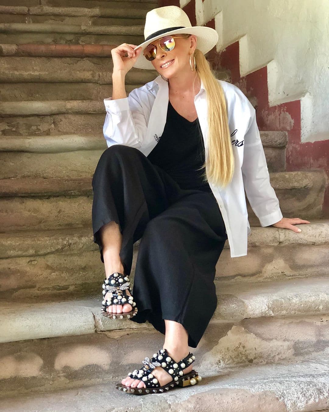 Tiene 55 años y la cantante 
<b>Yuri</b> es constantemente halagada por sus envidiables piernas, a través de sus redes sociales comparte algunas fotografías con mensajes sobre amor propio, “La mejor edad de una mujer es cuando deja de cumplir años para cumplir sueños”.