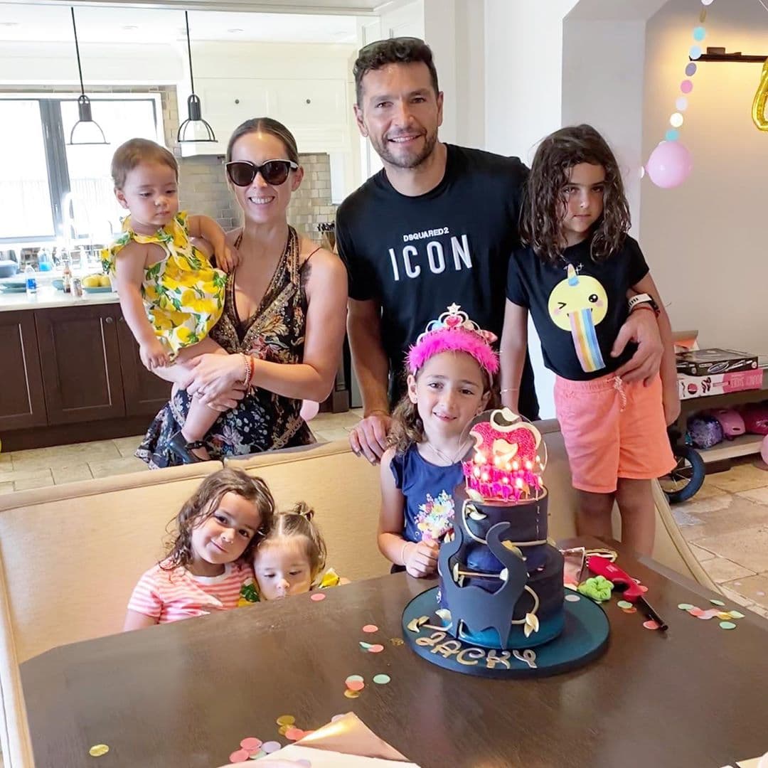 Este no es el primer cumpleaños que la familia Fuentes Bracamontes celebra en medio de la crisis sanitaria por COVID-19, hace unas semanas, celebraron el cumpleaños número siete de Jackita, su hija mayor. Y aquí todas posaron para la foto: Jackita, Caro, Renata, Paula y Emilia.