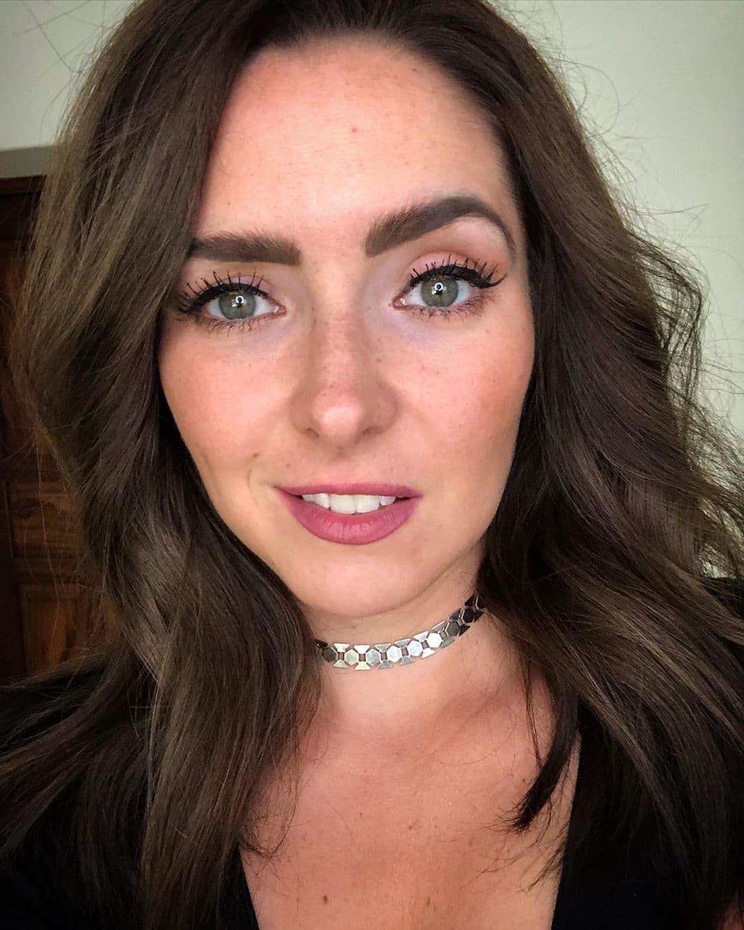 Al igual que Inés Gómez Mont, la actriz Ariadne Diaz intentó probar con una melena rubia durante algún tiempo, sin embargo, hace tan solo unos meses, la estrella de telenovelas compartió haber regresado feliz a un look de castaño total. Al compartir su cambio de imagen, decenas de sus seguidores coincidieron en que, sin duda, este era el tono perfecto para Ariadne.