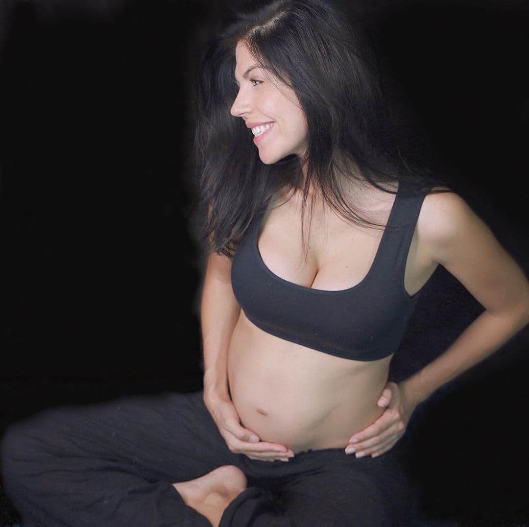 “Hice la prueba, pero yo ya me imaginaba porque me sentía muy rara. Estaba como muy cansada, de malas y entonces dije ‘algo está raro’, además no me había bajado, pero como había estado de viaje, ni en cuenta. Me hice la prueba y ya vi que estaba embarazada (…) Los tres (primeros) meses, creo, es lo más difícil, ya sé que todavía me falta todo lo demás, pero estaba muy cansada, extremadamente cansada, como deprimida y sin ganas de hacer nada, y dormir”, dijo en el programa matutino 
<b>Hoy</b>, donde apareció por primera vez mostrando su abultada pancita. 
<br>