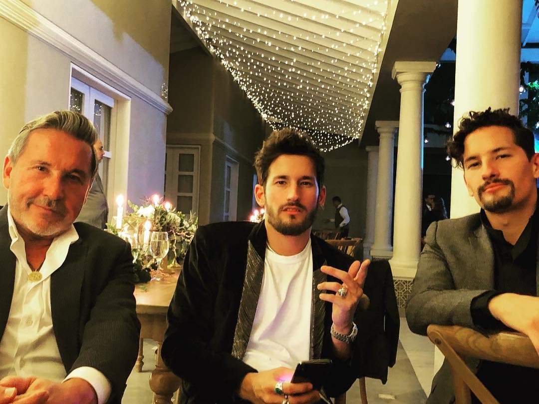 Los integrantes del dúo Ricky y Mau, son hijos del cantante Ricardo Montaner, ellos se han convertido en uno de los grupos del momento con temas como "Desconocidos" y "Ya No Tiene Novio".