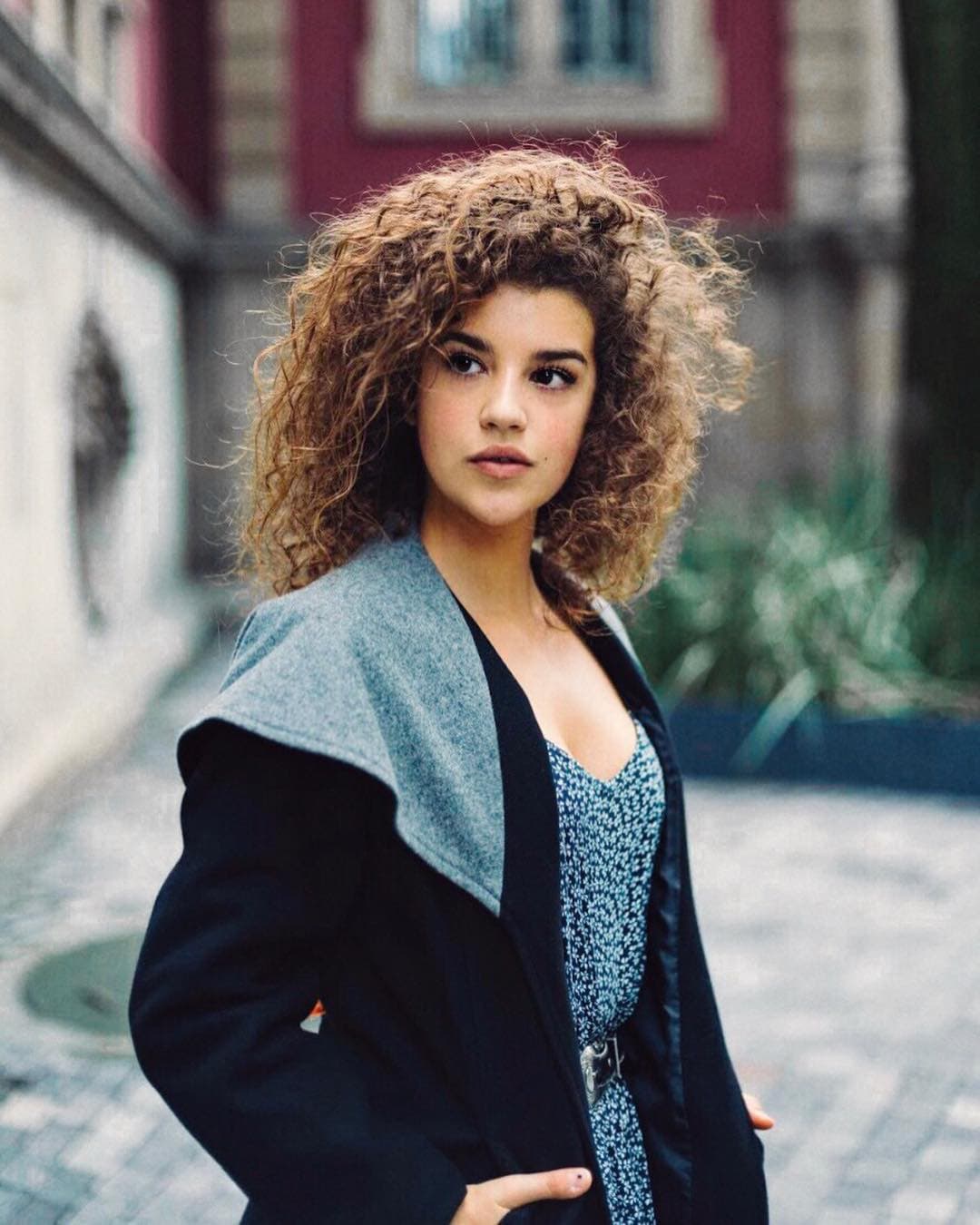 Deja de pelear con tus rizos naturales y alaciarlos; este año tu melena rizada será la más envidiada.