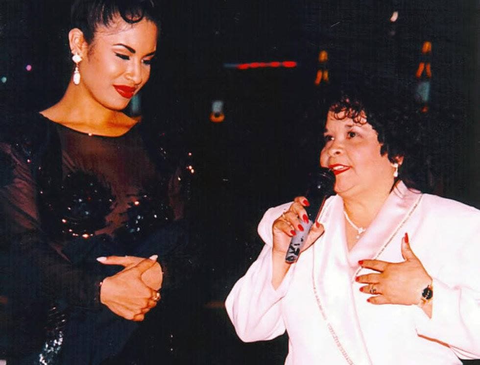 Probablemente, para los fans de Selena, no habrá traición más difícil de olvidar que la que hizo Yolanda Saldívar a la Diva del Tex-Mex cuando en 1995, la entonces amiga y colega de la cantante le disparara por la espalda. Se sabe que la entonces colaboradora de la intérprete estaba siendo investigada por supuestos fraudes en los negocios de Quintanilla.