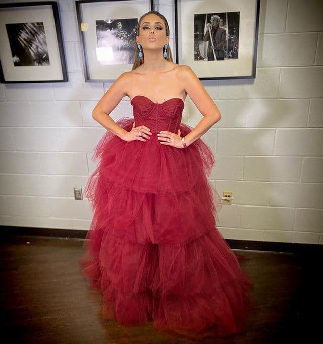 Para su segundo look de la noche, la ex conductora de Netas Divinas lució un modelo, muy a la Carrie Bradshaw, con una increíble falda de tul, diseño de Giannina Azar.