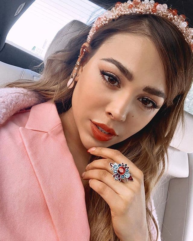 Otra forma de encontrar estos accesorios, es con aplicaciones como pedrería: uno de los looks favoritos de Lu, el personaje de Danna Paola en “Elite”.