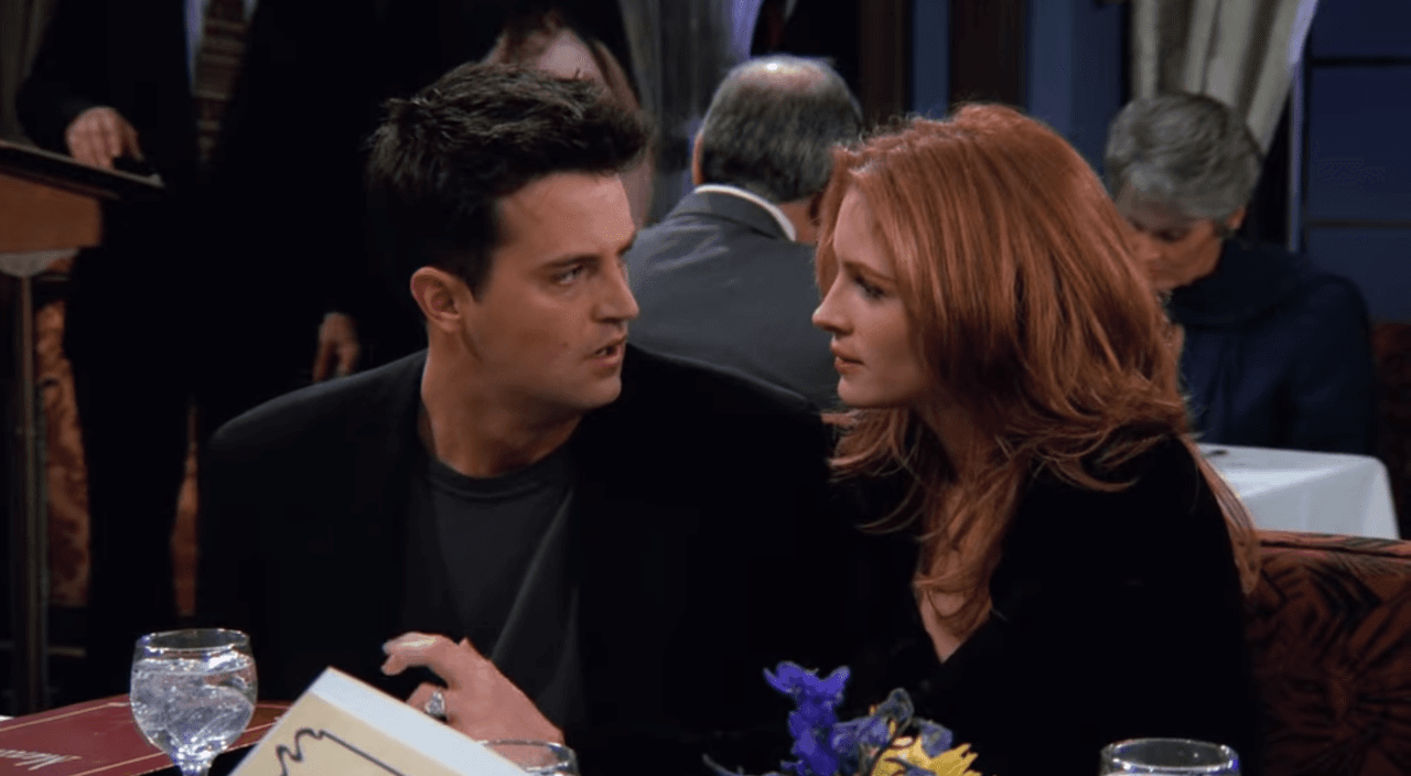 Chandler se reencuentra con Susie Moss (Julia Roberts) y tienen una cita; ella lo seduce para vengarse de él por haberle levantado su falda cuando estaban en primaria.