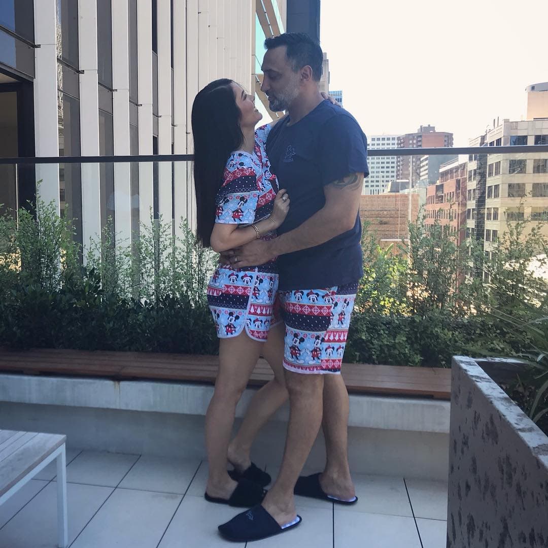 En aquel momento, el amor entre ambos se convirtió en su canal más grande de comunicación pues mientras él no hablaba español, la actriz entendía muy poco inglés.
