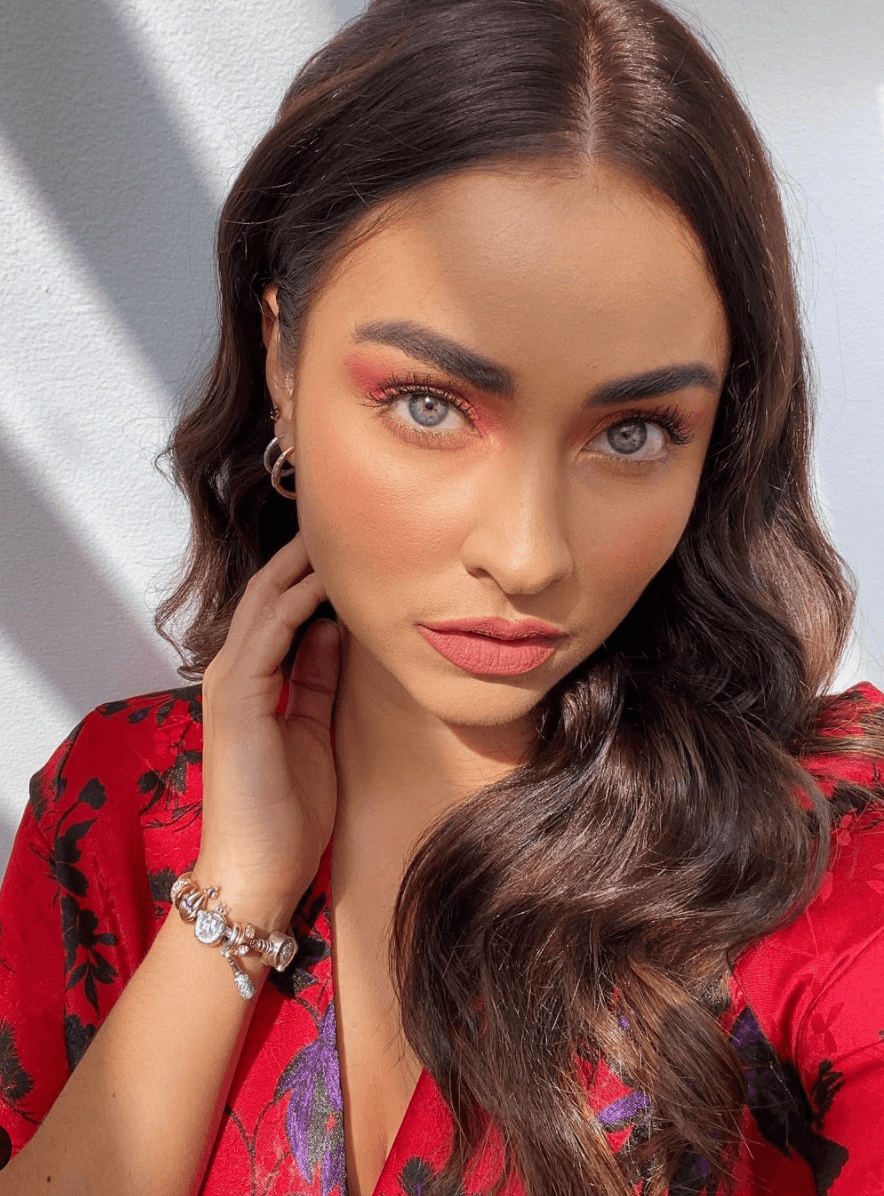 Claudia Martín deja de ser castaña y apuesta por una melena negro azabache