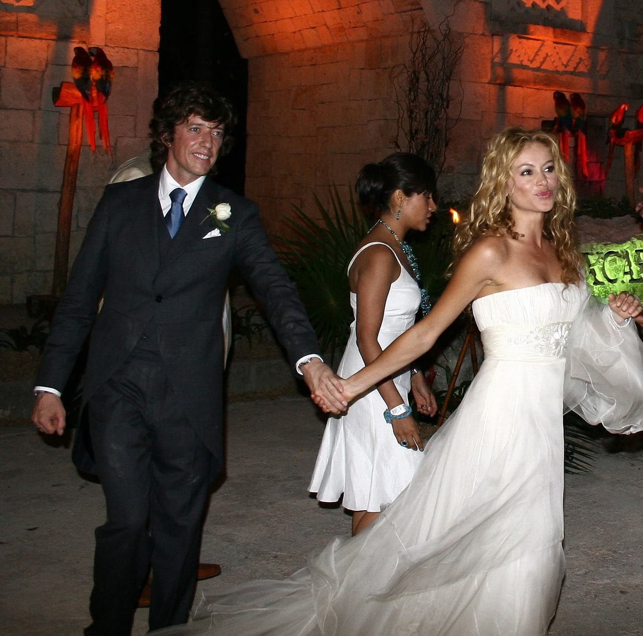 Paulina Rubio fue otra novia que optó por una versión sencilla y fresa de su vestido de bodas. Cuando se casó con Nicólas Colate en abril del 2007, la cantante usó un vestido ligero, realizado en muselina de seda natural, algo perfecto para el clima de Xcaret, donde se celebró la ceremonia.