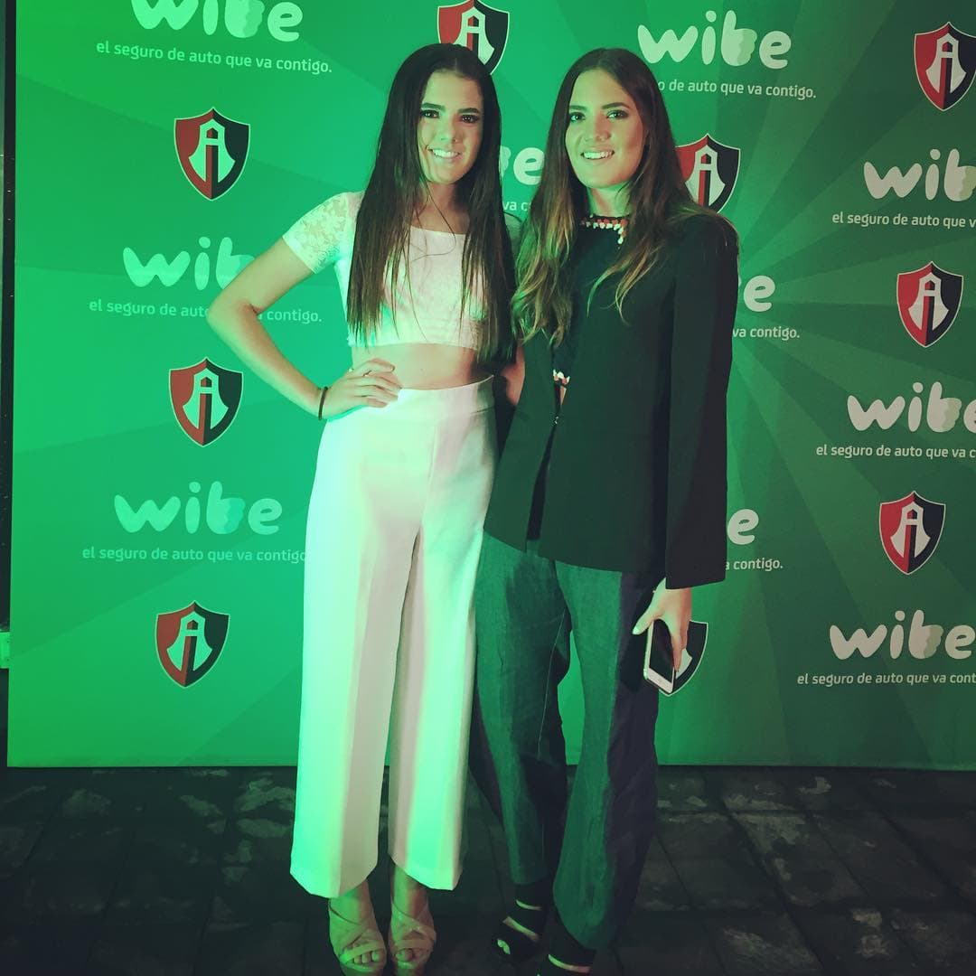 Camila, hija de Alejandro Fernández, ha incursionado en la música y, si no sabías, llegó al mundo con América. Las jóvenes tienen 22 años de edad y cada una ha ido trazando su carrera de acuerdo a lo que han prefierido. Lejos de la elección de Camila, América se encuentra estudiando moda.