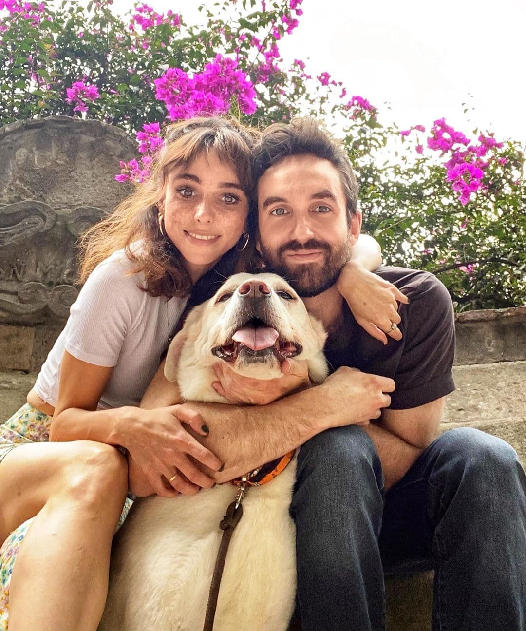 En dicha foto aparecen los tres juntos mientras la conductora, su pareja y la entrañable mascota comparten una sonrisa de oreja a oreja. En la imagen, la también actriz se limitó a escribir: "Pos ya en esas andamos".