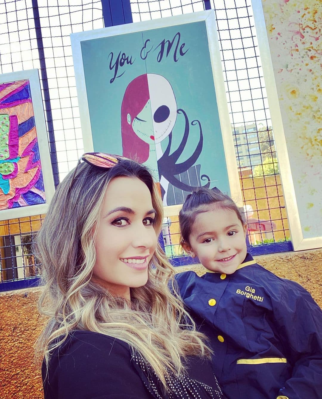 “Se escuchan los niños afuera, es frustrante a ratos porque obviamente quiero salir con ellos abrazarlos y besarlos, sé que no puedo. Va mucho mejor la falta de aire, la tos persiste mayormente en el horario de la mañana y en la noche (…)”, destacó.