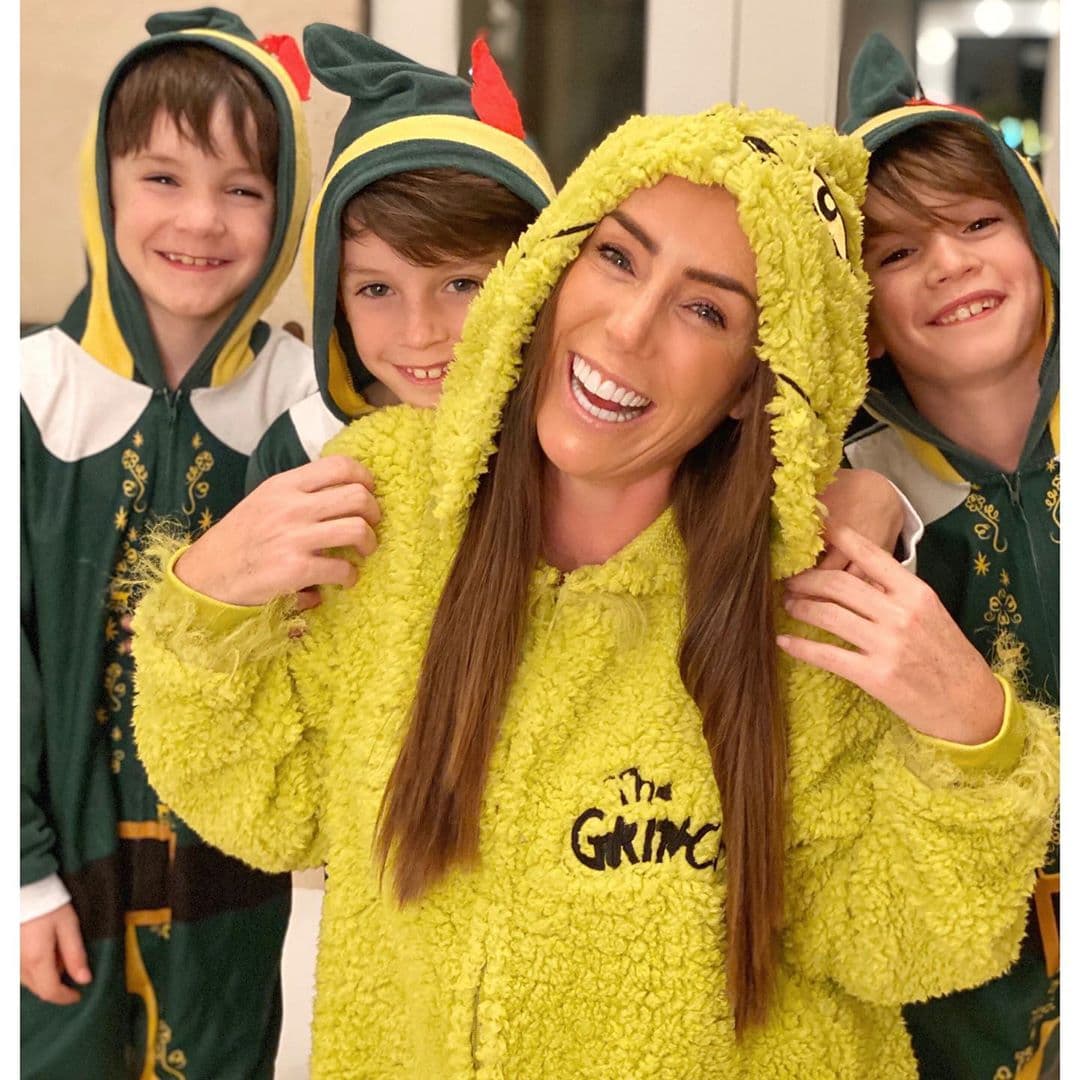 En su segundo embarazo, Inés Gómez Mont recibió la noticia de que tendría trillizos. Javier, Diego y Bruno ya tienen ocho años y la conductora compartió que los doctores le decían que por seguridad tendrían que absorber a uno de ellos, ella se negó y ahora goza tener a sus tres hijos con ella.