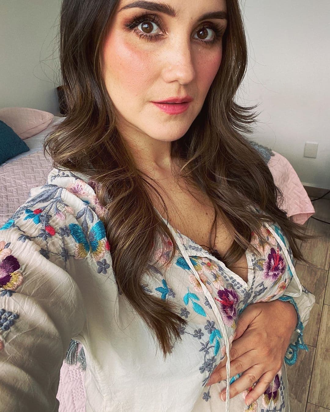 “No para de crecer y a mí me ha dado una lección tremenda de ser más fuerte y más valiente porque llevo una almita hermosa dentro de mí que me necesita de pie para vivir, que está prohibido rendirse, que aunque te caigas mil veces te tienes que volver a levantar (…) ¡Ya se mueve!”, precisó también en Instagram.