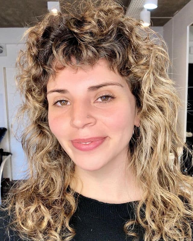 <b>Mullet rizado </b>
<br>
<br>Otro atrevido look que hace un sorpresivo regreso a décadas desde su auge es el corte mullet y para chicas con cabello rizado también es una divertida opción.