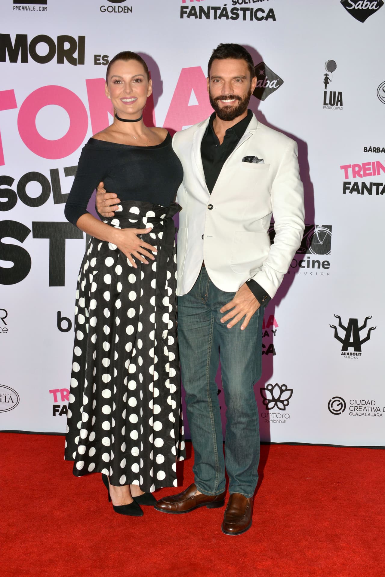 Una boda en puerta y disfrutar de la llegada de su hijo, era lo que le esperaba a
<b>Marjorie de Sousa y</b> a
<b> Julián Gil</b>, pero inesperadamente, los planes se vinieron abajo y comenzó una batalla legal por la custodia y manutención de su pequeño hijo, Matías. Hasta el momento no han llegado a un acuerdo.