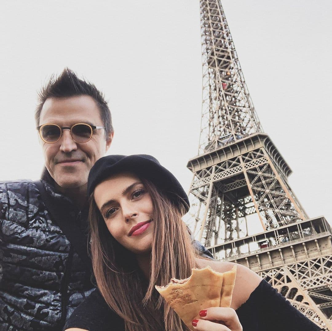 Hace unos meses, la feliz pareja disfrutando de su "babymoon" en Europa. Claudia ha destacado el apoyo que ha recibido en esta etapa por su esposo. “Gracias por hacerme pasar un embarazo tan lindo, consintiéndome e involucrándote tanto en el proceso!!! Te amo con toda mi alma papito”.