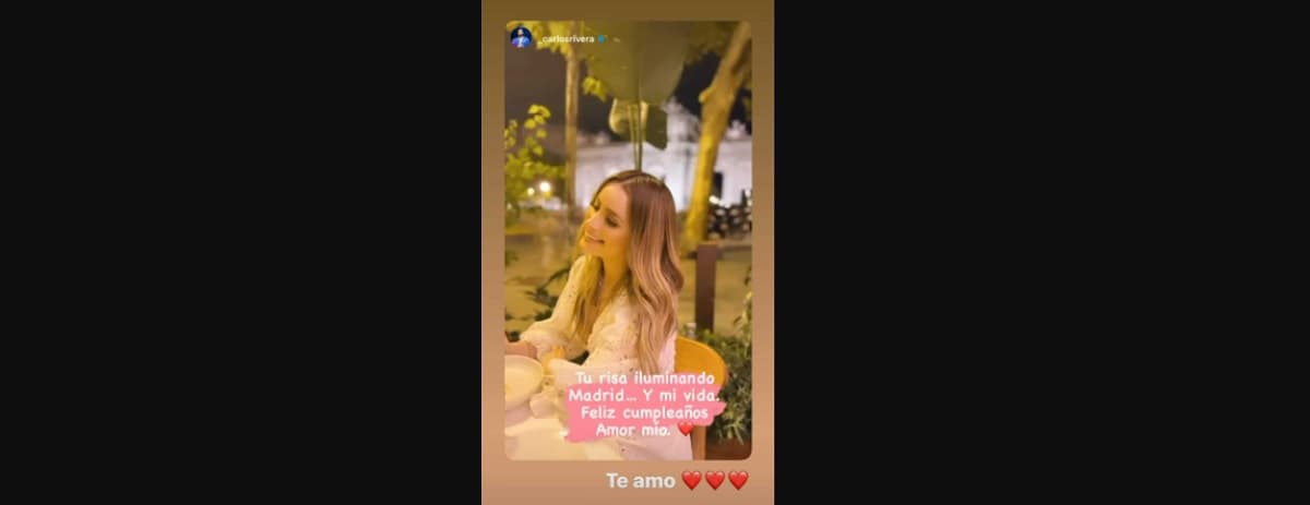 El cantante compartió una foto de su novia
