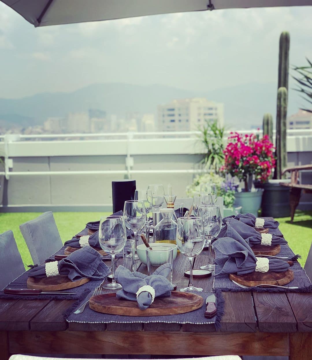“Con ustedes… proyecto terraza!!! En solo 4 días
<a href="https://www.instagram.com/rasomordesarrolladora/">@rasomordesarrolladora</a> hizo milagros!!! Mil gracias, soy muy muy feliz!!! Nada mejor que tener un lugar para disfrutar con amigos esta hermosa vida!!!”, escribió en la instantánea.