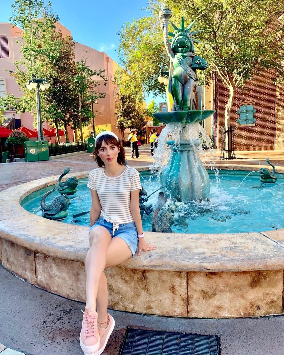 Natalia publicó en su cuenta de Instagram, esta fotografía en la que se le ve sentada a lado de una fuente de Miss Peggy.