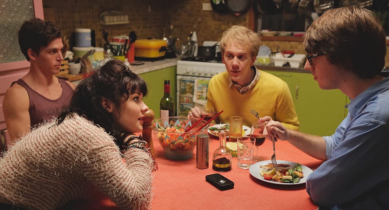 <b>Please Like Me (2013) Netflix </b>
<br>Pocas historias retratan la salida del clóset de su protagonista de una forma tan inocente como fresca. En “Please Like Me”, Josh es un chico que recién descubre un despertar sexual en el cual se siente atraído por hombres. A partir de que él se permite experimentar y aventurarse a sentir amor por alguien más, Josh descubre todavía tiene mucho que aprender de él mismo.