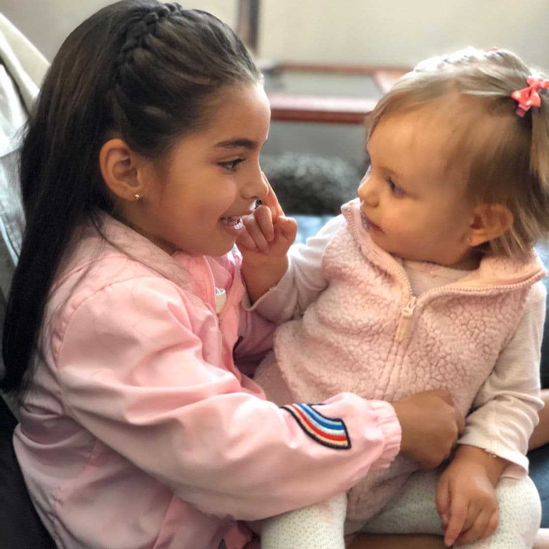 La cantante escribió: "¡Hoy la más pequeña de la familia cumple dos años! FELIZ CUMPLEAÑOS princesita hermosa Kai, ¡TE AMAMOS con todo el corazón! Qué fortuna tan grande tenerte y verte crecer cerca de Aitana, es lo máximo verlas juntas ♥️♥️♥️♥️♥️ Que tu camino sea siempre iluminado y bendecido y que tengamos el privilegio de acompañarte muchos años. HAPPY BIRTHDAY".