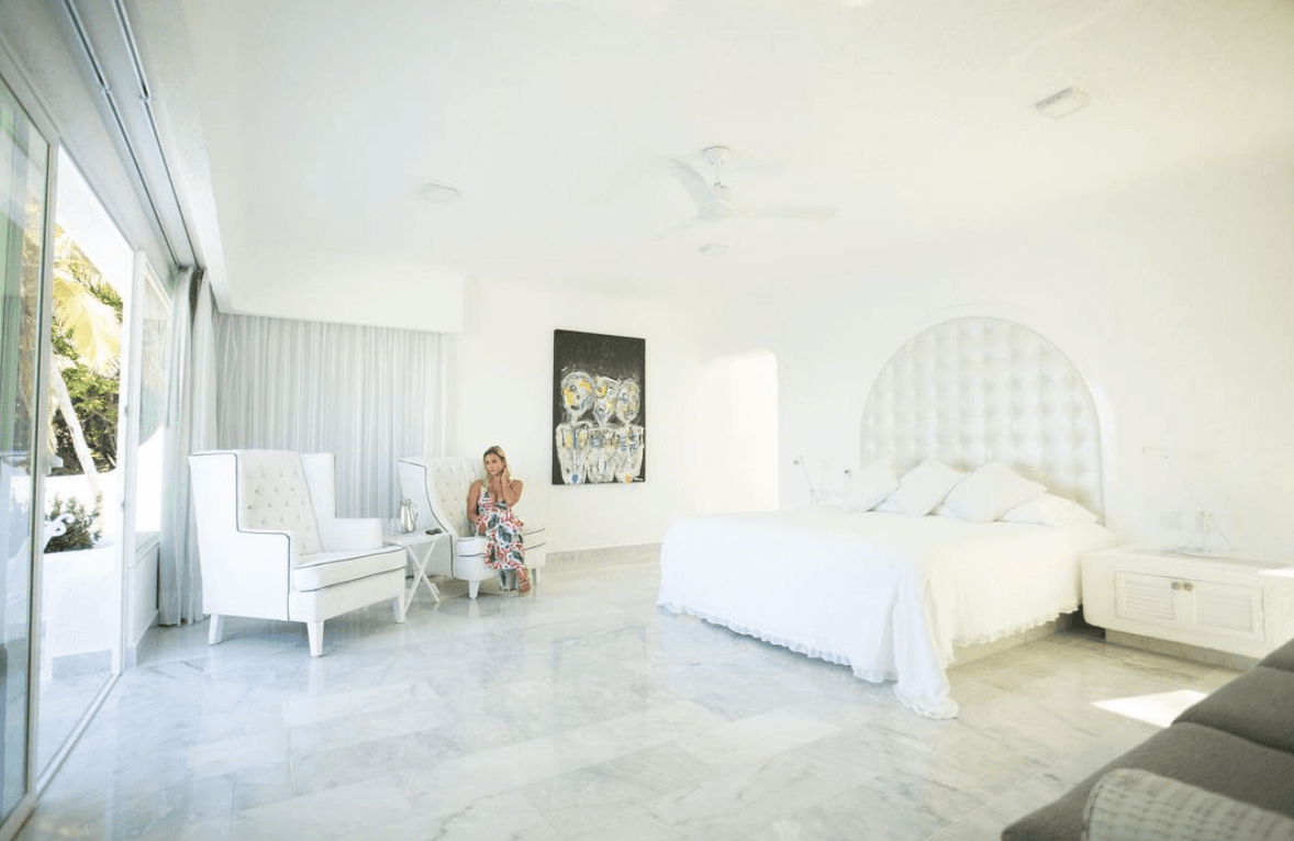 En total, tiene 4 albercas, 6 habitaciones y una vista increíble al mar.