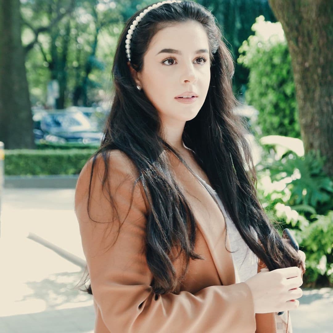 Entre los accesorios que no pueden faltar en sus atuendos se encuentran las diademas que van desde las oversized, con moños, perlas y textura aterciopelada, una de las principales tendencias del momento.