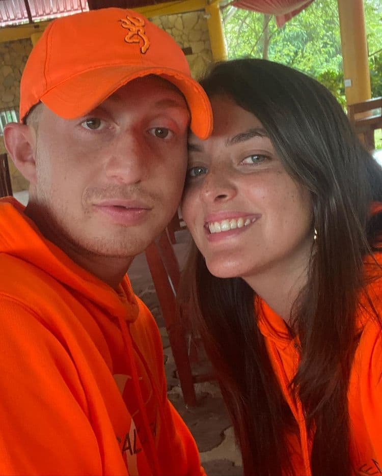 Aunque el actor no ha dicho cuándo y cómo nació su relación amorosa, sí le ha dedicado románticos mensajes.