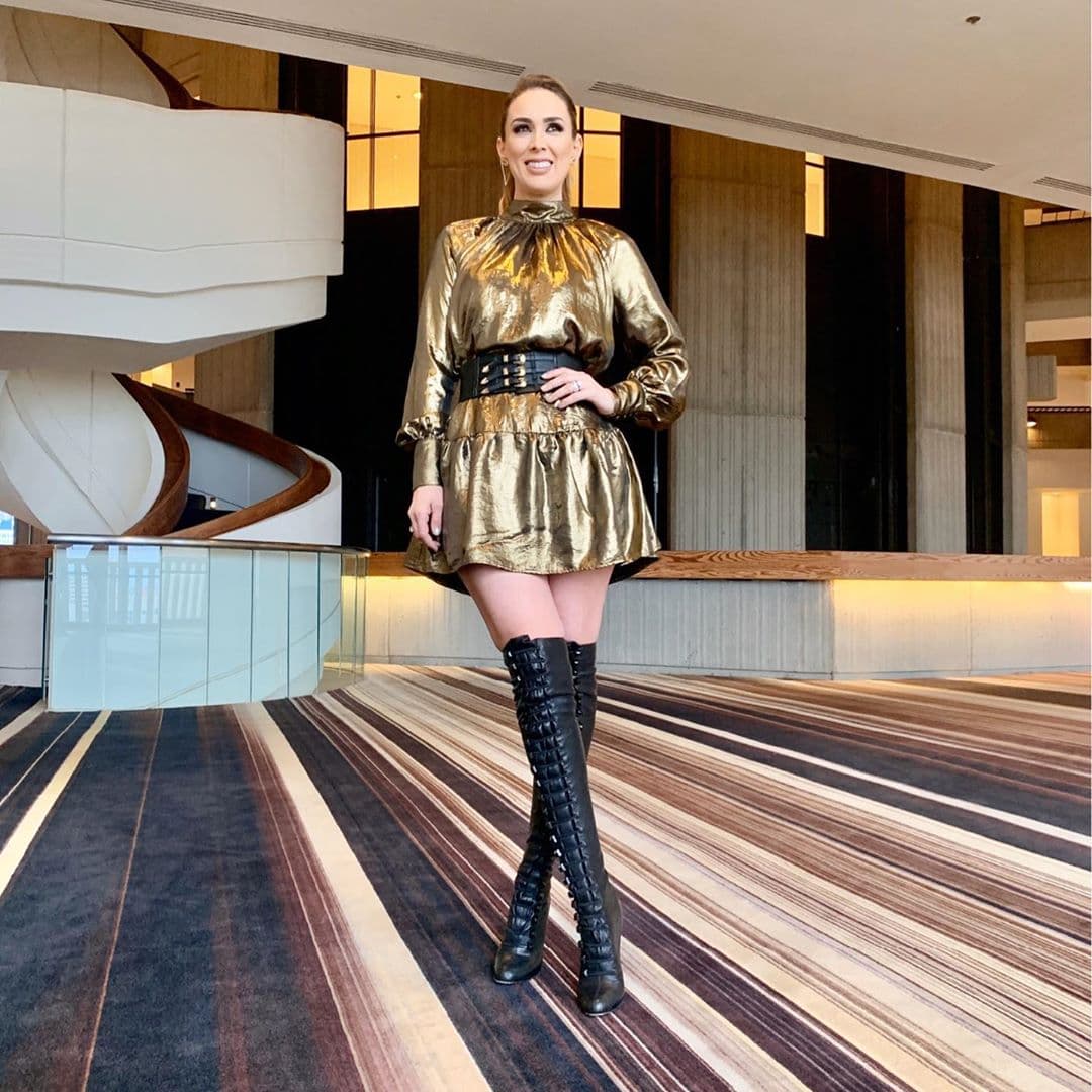 Dentro de las actividades por su participación en Miss Universo 2019 también usó un vestido corto con acabado metálico, que combinó con unas llamativas botas arriba de la rodilla.