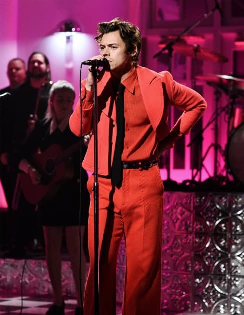 En otra de sus presentaciones, el ex integrante de One Direction apareció vestido de rojo de pies a cabeza, agregando solo algunos detalles en negro; todo esto sin perder el estilo vintage, ni su amor por Gucci. Sin duda el estilo de Harry ha evolucionado bastante desde que comenzó su carrera, y ahora no podemos verlo sin relacionarlo con el mundo de la moda.