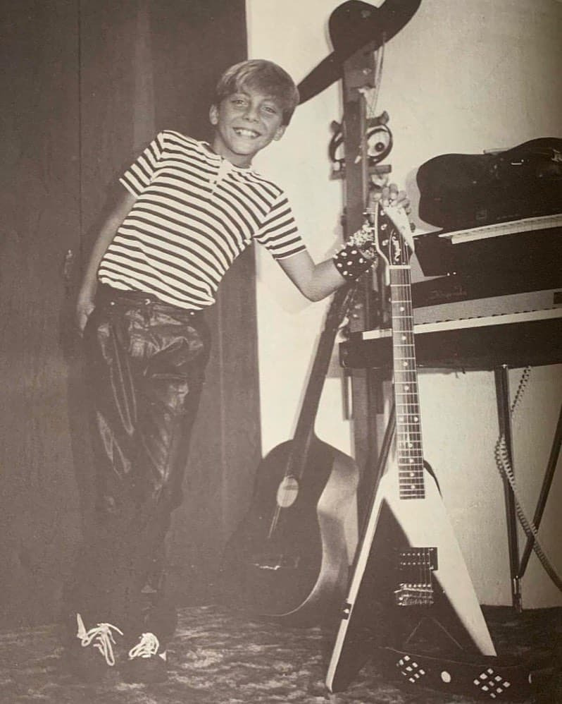 Pese a que ella quedó perdidamente enamorada de él, al final de su relación, la actriz descubrió otra cara de su pareja, pues terminó descubriendo que el comediante tenía no solo una segunda vida, sino más, pues Castro se enteró de que el Valdés tenía una esposa, llamada Yolanda Peña, así como otra familia con Arcelia Larrágaña.