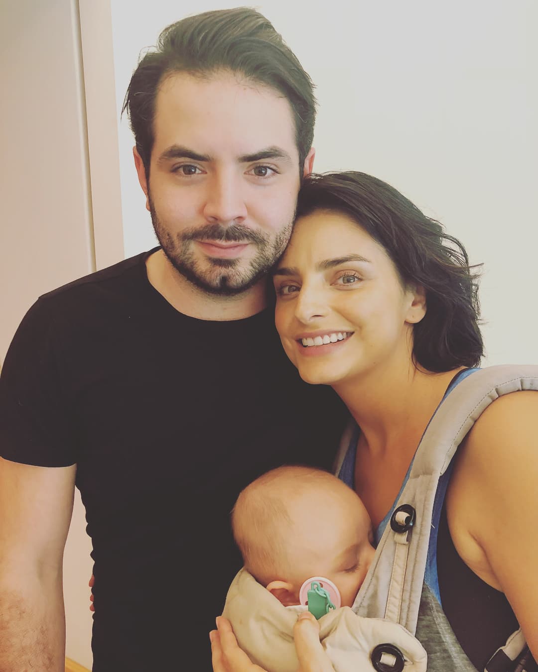 Algunos hermanos son más consentidos que otros
<b>, </b>pero haber crecido en hogares y con familias distintas puede marcar aún más esas diferencias. José Eduardo admitió que, efectivamente, siempre fue un niño muy consentido, pero que esto se debió, además, por ser un "hijo único" en su casa.
<br>