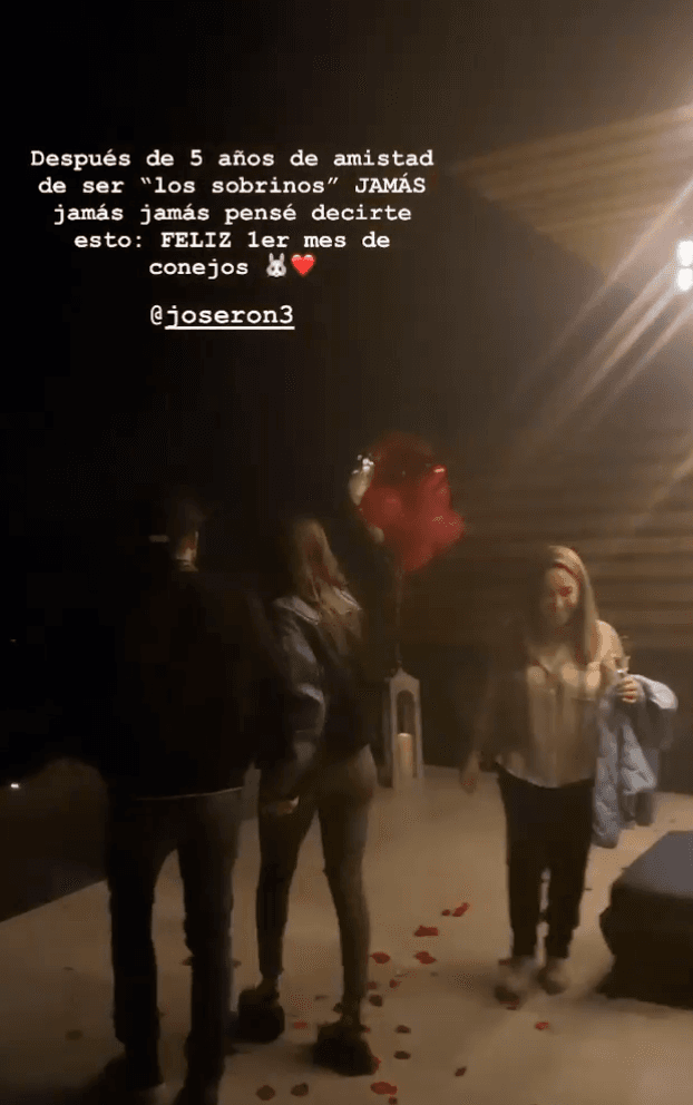 Años de tener una amistad, pero la vida les tenía una sorpresa que no se esperaban, así lo contó Jessica. “Después de cinco años de amistad, de ser ‘los sobrinos’ JAMÁS, jamás, jamás pensé decirte esto: Feliz 1er mes de conejos”.
