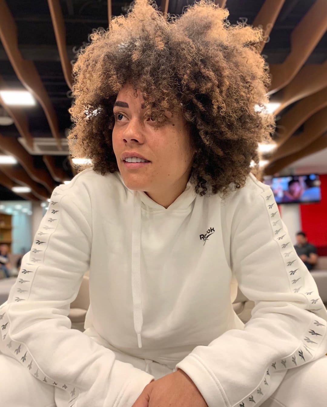 Finalmente, la esposa de Ferdinando Valencia comparte sus preferencias al momento de comprar un shampoo, aclarando que no tiene una marca favorita, sino que su mayor interés radica en que sea lo más orgánico posible.
<br>
<br>"Busco que sean shampoos que no contengan sal, ni sulfatos ni nada de eso, que es lo que más daña el cabello. Casi siempre los compro de aloe vera, de sábila, de coco, de aguacate, de chile y otros más". 
<br>
<br>Esto tiene sentido, pues las técnicas para lavado de cabello rizado que son tendencia en Internet, recomiendan evitar los químicos a toda costa.