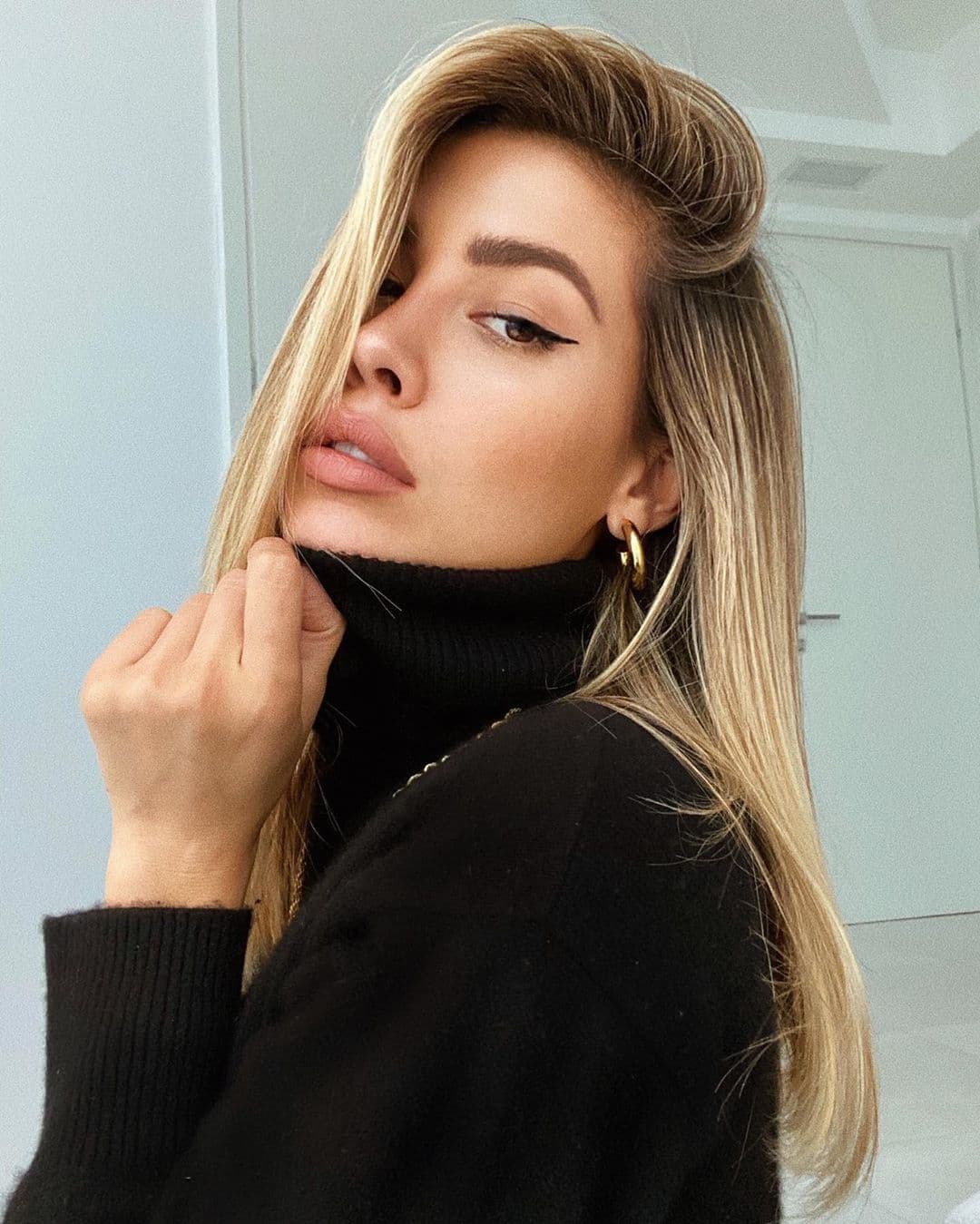 Una década más tarde, la hija de Stephanie Salas ha dejado atrás sus días en los que una sesión de bronceado era parte de sus rutinas de belleza, por lo que actualmente la también modelo maquilla con mayor intensidad sus cejas.