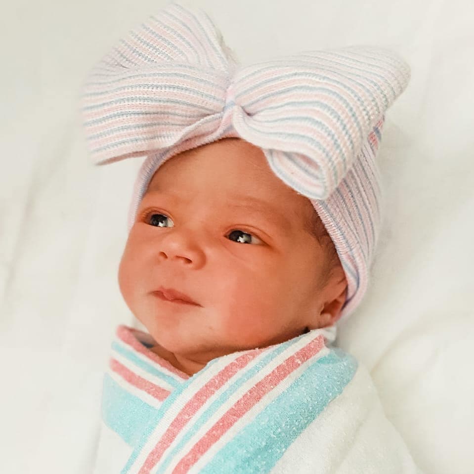 “He pasado por momentos hermosos con toda la energía, por llanto como es lo normal, por el estrés de no dormir, por los miedos que como mamá primeriza tenemos y pues por la hormona que anda de arriba para abajo”, reveló.