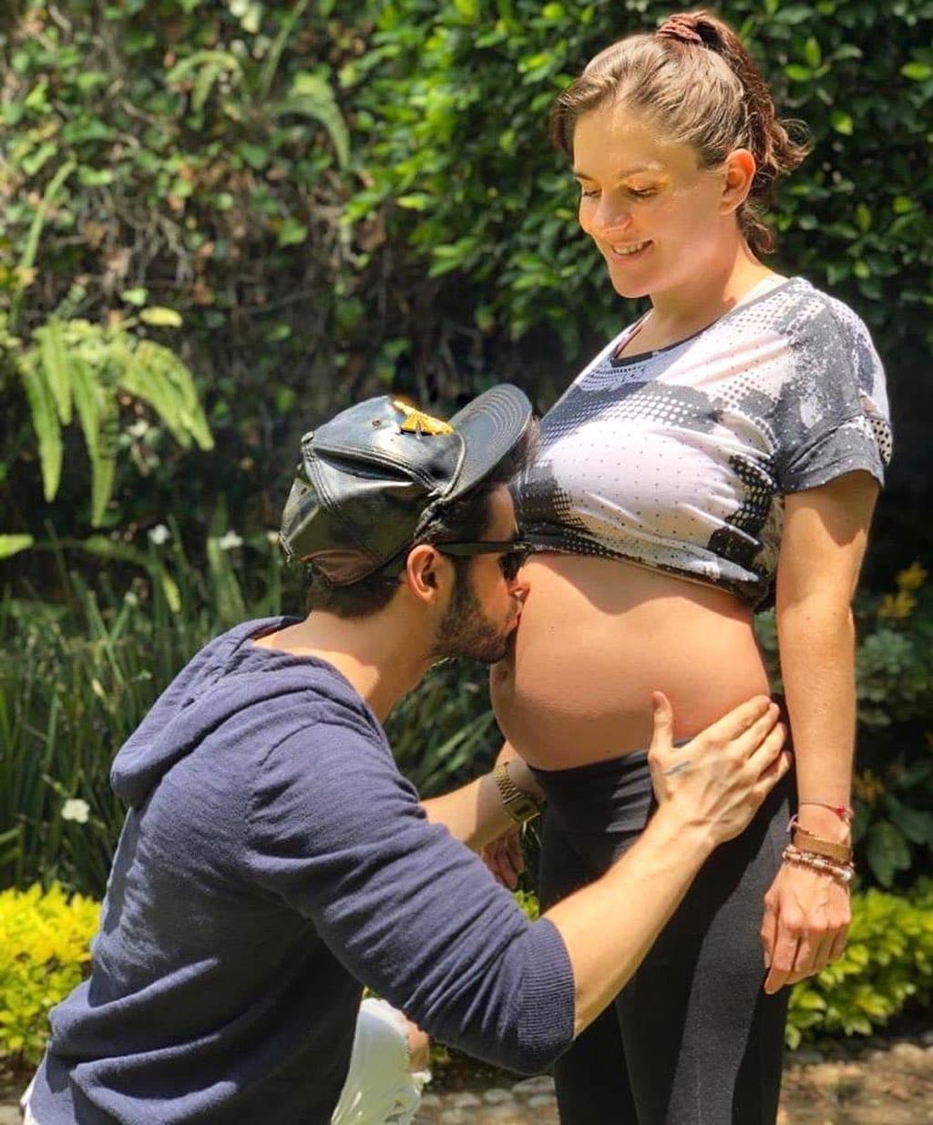 Otro gran momento que emocionó a los seguidores de la actriz y su familia, fue la tierna postal que Zoraida publicó junto hermano, Eleazar, quien hincado besó el vientre de su hermana, feliz de pronto convertirse en tío. 
<br>
<br>"Aquí está el tío más consentidor del mundo @eleazargomez333 Te amamos y somos felices de que vengas a visitarnos #hermanosgomez #thebest #zoraidagomez" escribó ella.