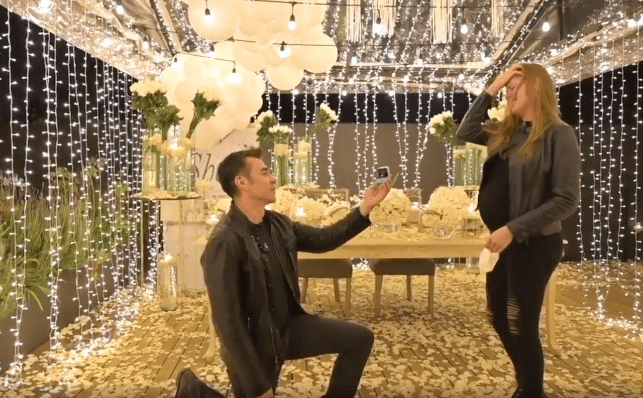 A días de convertirse en papá por segunda ocasión,
<b>Adrián Uribe</b> sorprendió a su pareja,
<b>Thuany Martins</b> con una espectacular propuesta de matrimonio.
<br>
<br>En medio de luces, fuegos artificiales y una romántica cena le pidió que fuera su esposa y ella dijo que sí. En redes sociales, presumieron el video del momento en el que se arrodilla y le pide que sea su compañera de vida.
<br>
<br>Seguramente, la invitada más especial del evento será su pequeña Emily.