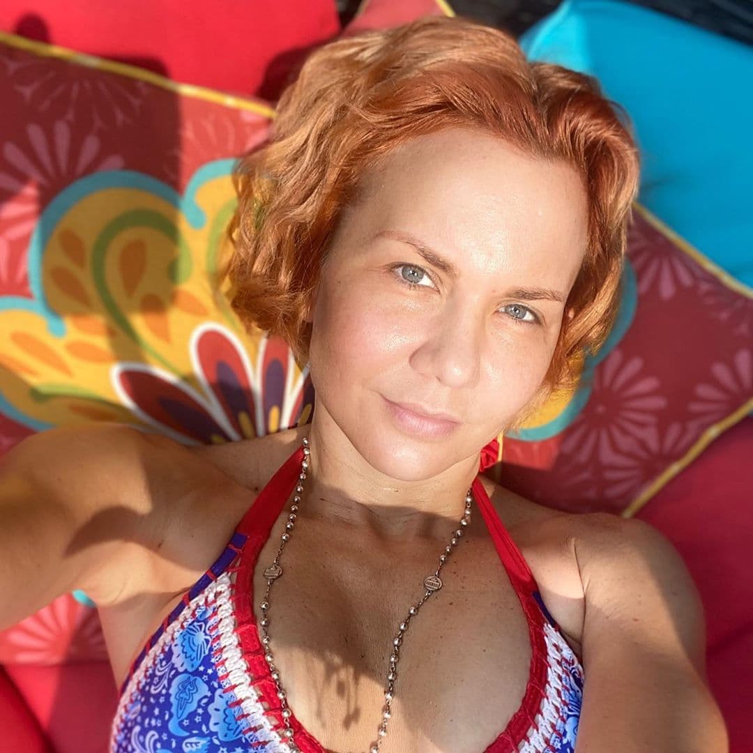Por su parte, Michelle Vieth no ha tenido problemas con sus canas pero sí con mantener su color rojo intenso al que se había comprometido en su anterior cambio de look. Dado que no podía visitar el salon de belleza, la actriz tuvo que recurrir a asistencia remota para deshacerse del color deslavado y naranja en su cabellera: "Ayuda, mi pelo parece naranja…", escribió la actriz desde su cuenta de Instagram.