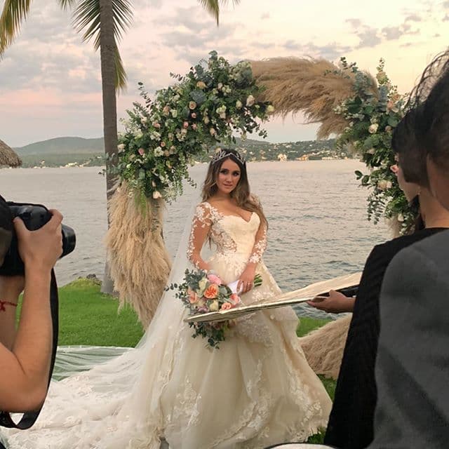 El estilo es una tendencia que ha tomado fuerza entre los diseños de decoración de bodas y son reconocidos como arcos circulares para boda; pueden construirse con plantas de hojas verdes, flores y, como en el caso de la boda de Dulce María, con follaje.