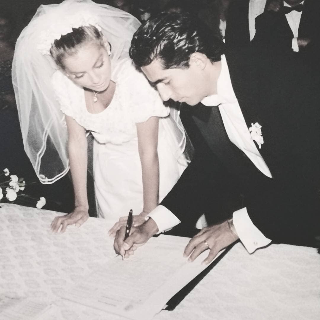 La pareja contrajo matrimonio el 11 de noviembre de 1995 y rápidamente comenzó a crecer su familia, con la llegada de sus hijas, Camila y Roberta.