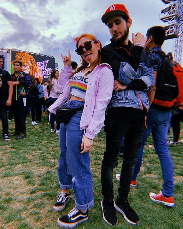 Outfit infalible para festival: jeans, tenis cómodos, chamarra ligera y un bolso pequeño.