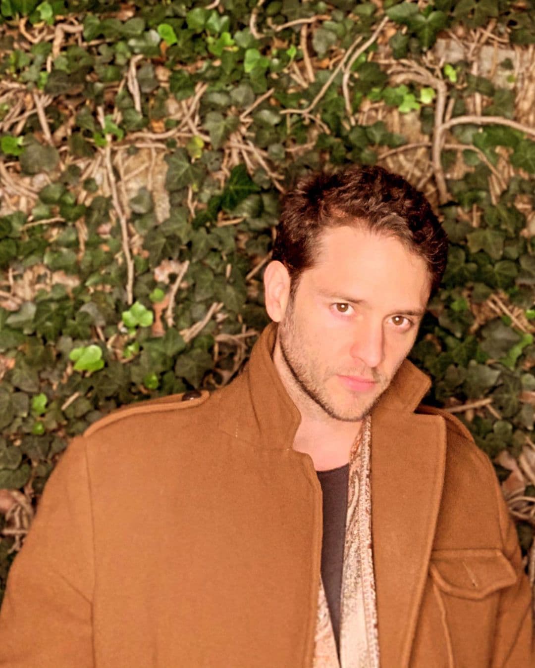 El actor, quien iniciara su carrera como estrella infantil en telenovelas junto a Belinda, busca consolidarse en la actuación probando suerte con papeles en el cine de arte, como lo hizo el año pasado al participar en la cinta 
<b><i>El País de las Últimas Cosas</i></b>, película de Alejandro Chomski, película basada en la novela de Paul Aster de 1987.