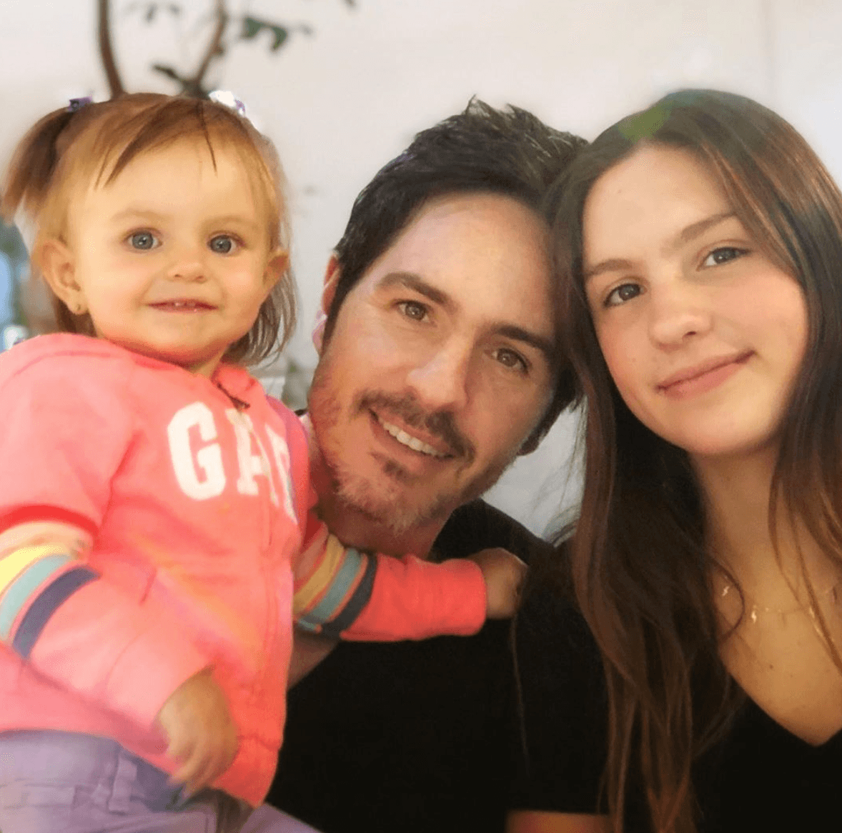 ¿Sabías que Mauricio Ochmann tiene una hija mayor? Ella es Lorenza, la hermana y compañera de vida de Kailani.